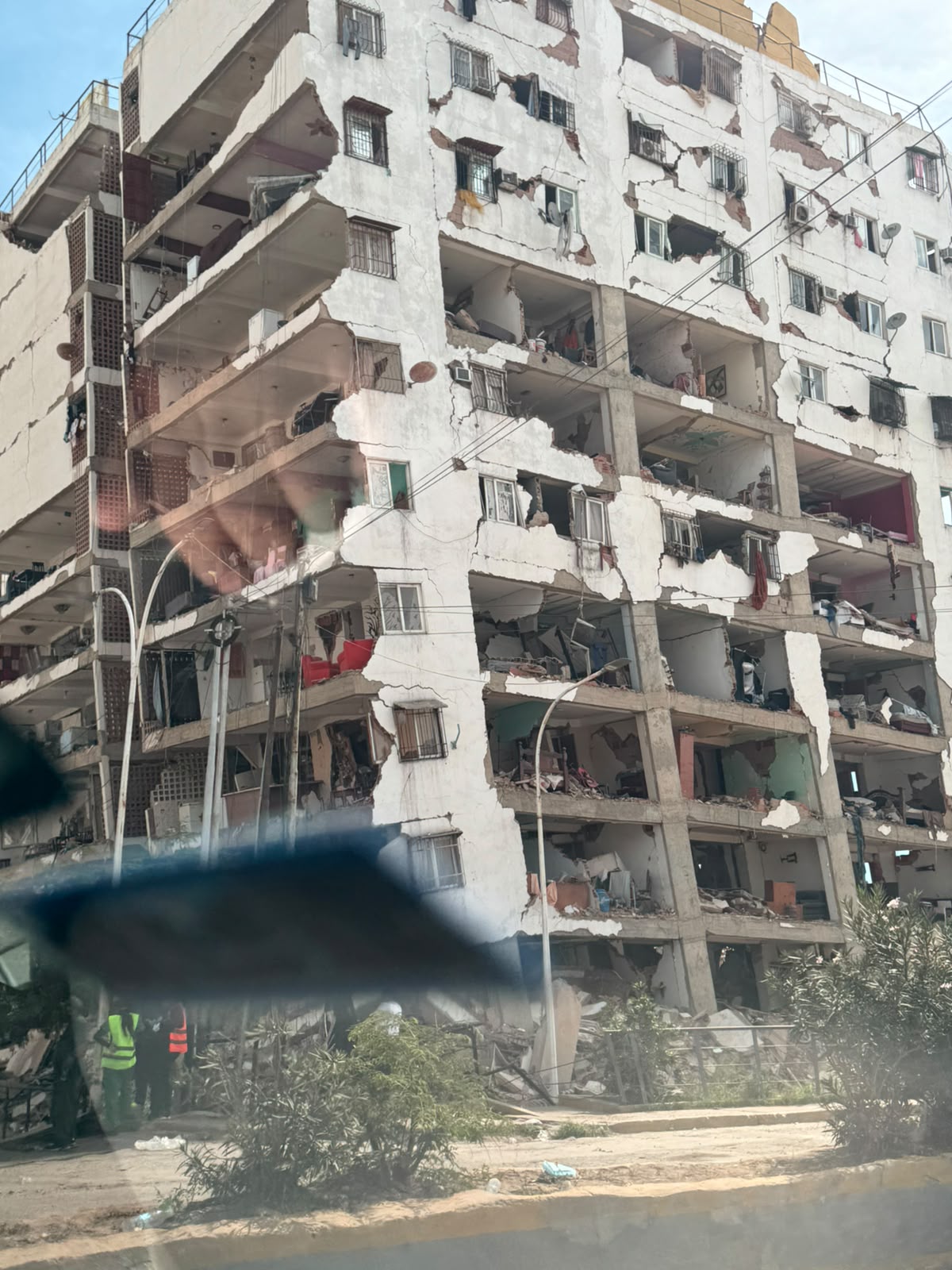 Fachada de un edificio de viviendas reventada, con los interiores a la vista